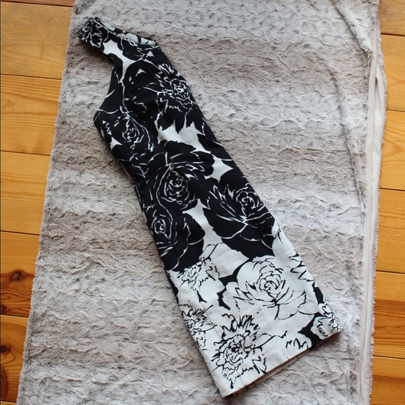 Just... Taylor Black and White Floral Midi Dress - Picture 3 of 8